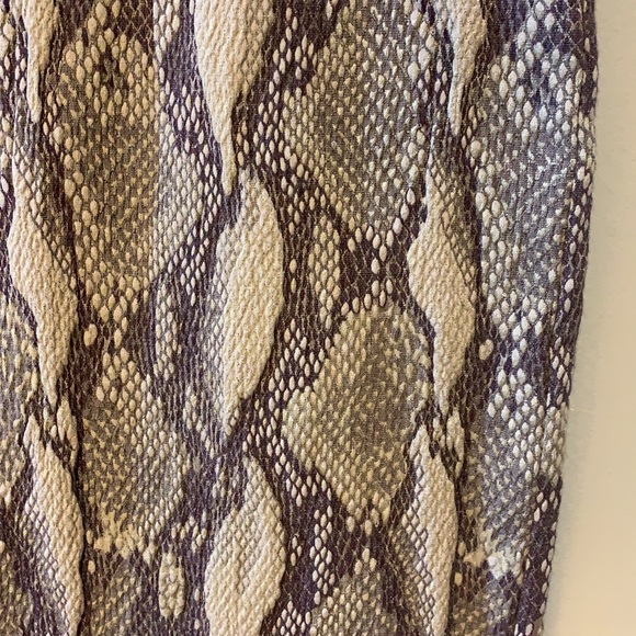 Pencil 🐍 Skirt with shimmer and snakeskin pattern - Picture 2 of 5